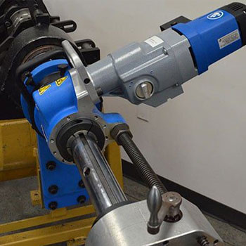 دستگاه بورینگ پرتابل در حال انجام عملیات تراشکاری دقیق در محل، بدون نیاز به جابجایی قطعه به کارگاه.